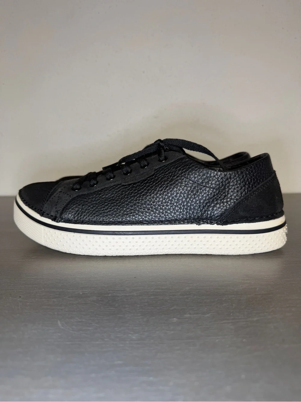 Crocs Hover Lace Up Black Pebbled Leather Sneakers Men Size 9 Women Size 11 GUC